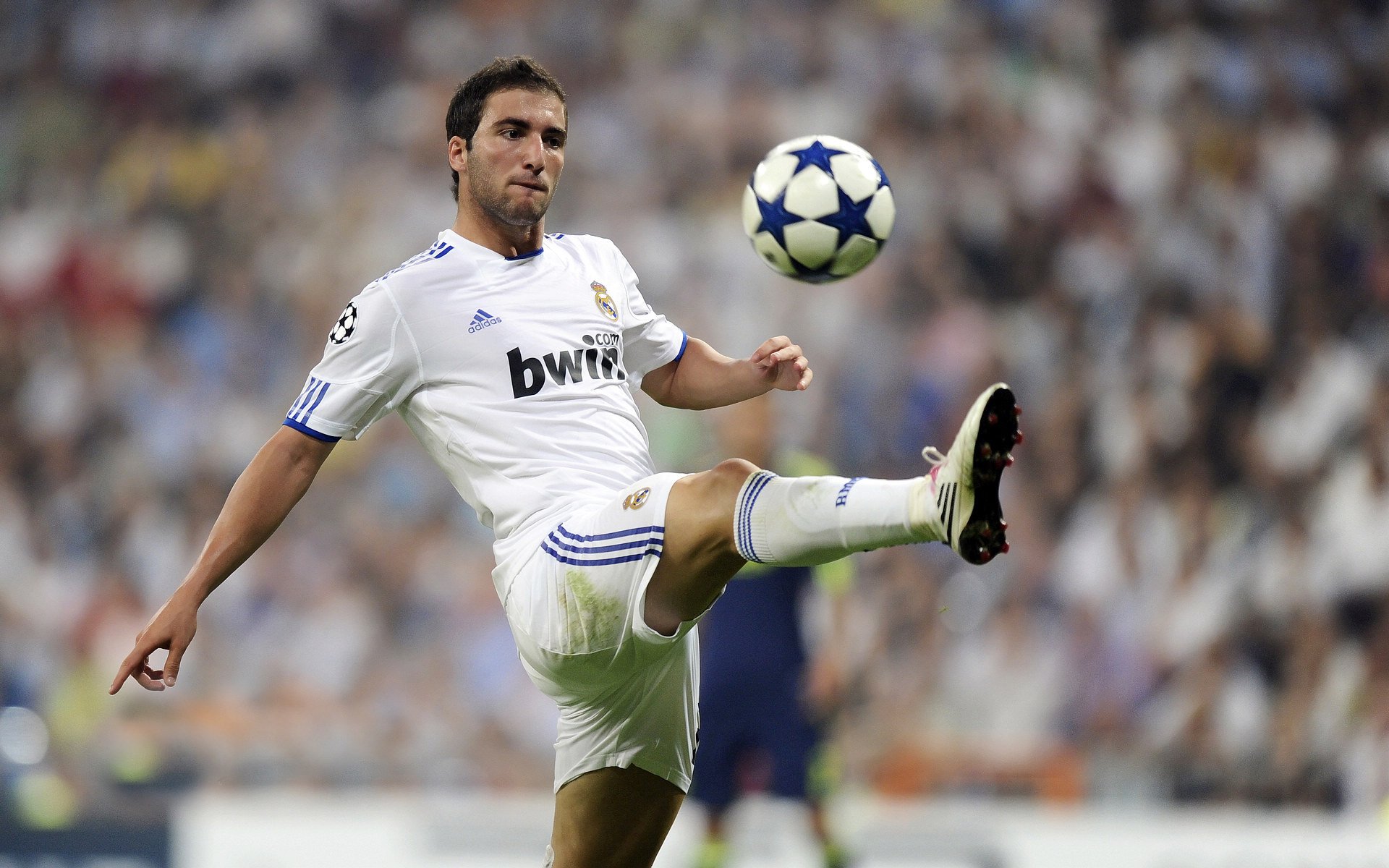 开云APP-2013年总决赛第六场：热火在詹姆斯的带领下，经历加时逆转雷霆，最终以95-88获得冠军，詹姆斯荣膺FMVP。